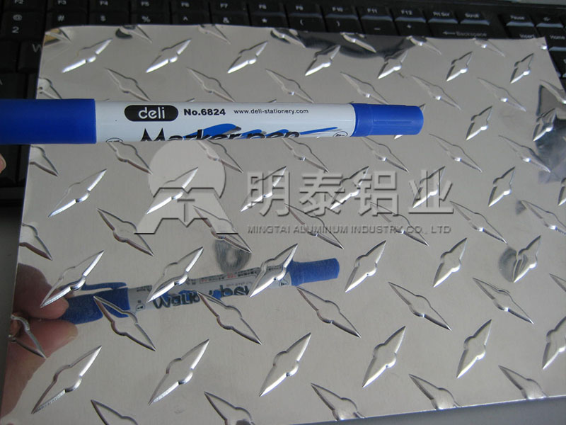 3003-H22花纹铝板_工具箱用指针型花纹铝板多少钱一吨？